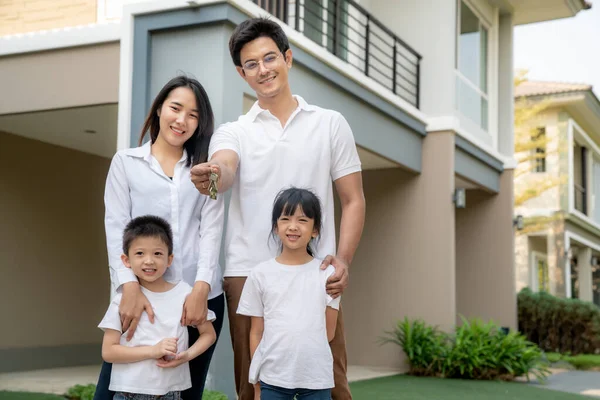 Retrato Família Bonita Sorrindo Fora Sua Nova Casa Com Uma — Fotografia de Stock