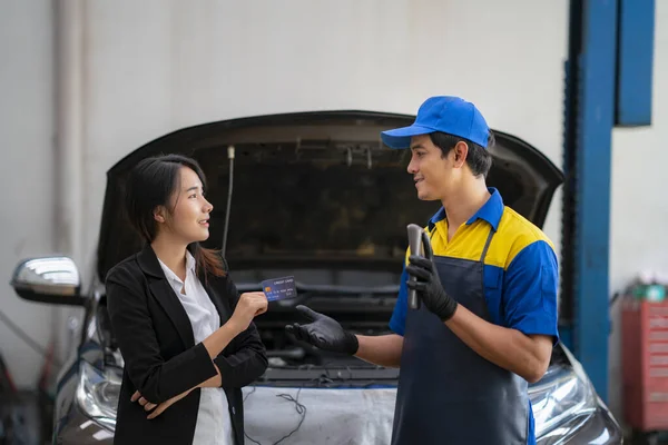 Asyalı Kız Araba Tamir Masraflarını Kredi Kartıyla Ödüyor — Stok fotoğraf