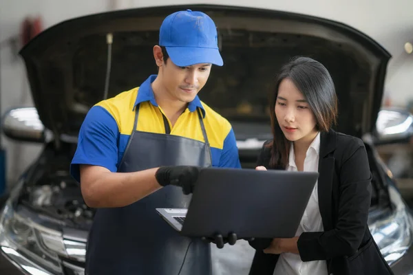 Mecánico Asiático Que Muestra Cliente Problema Con Coche Garaje Reparación —  Fotos de Stock