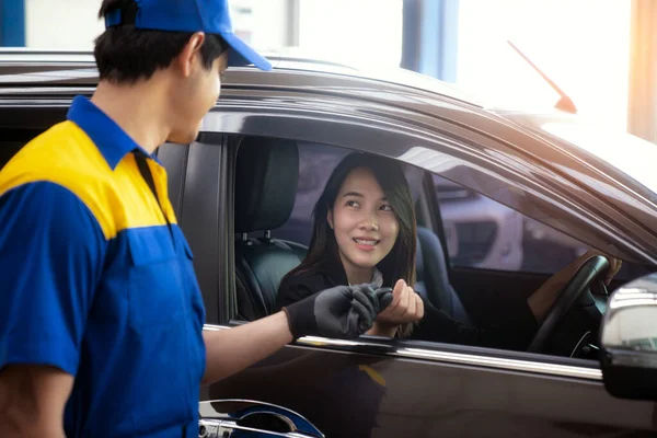 Asian Lady Got Key Technician Checked Her Car Car Service — Stock Photo, Image