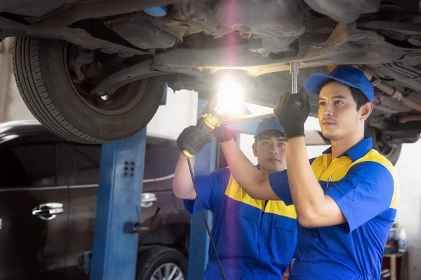 Asijský Muž Auto Servis Opravy Údržba Lidé Koncept Šťastný Usměvavý — Stock fotografie