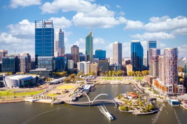 Perth City 'nin üst manzarası ve mavi gökyüzü İHA' sından liman.