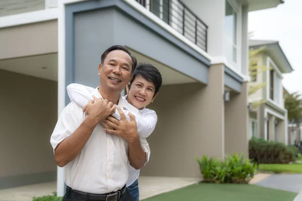 Portret Van Volwassen Echtpaar Pensionering Ontspannen Nieuw Huis Dorp — Stockfoto