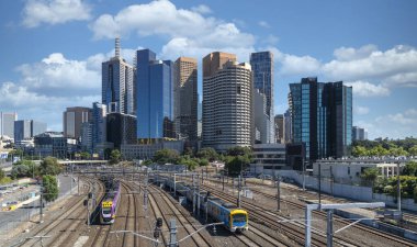 Melbourne, Australi 'ye giriş çıkış yapan trenler