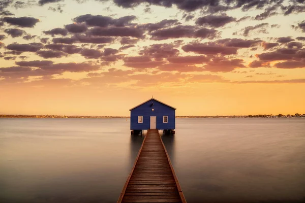 位于西澳大利亚珀斯天鹅河的Matilda湾船屋上方的日出 — 图库照片
