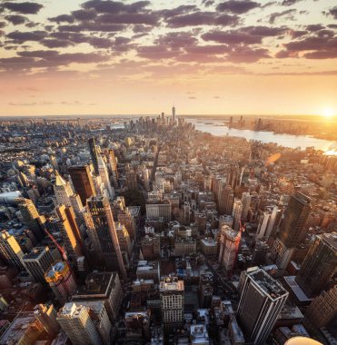 Günbatımında şehir gökdelenleri olan New York City silueti, ABD.