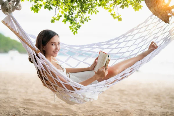 Asyalı Kadın Sahilde Bir Hamakta Uzanıyor Tatilde Kitap Okumaktan Zevk — Stok fotoğraf