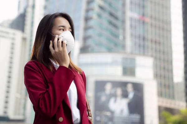 Asijské Dívka Volat Telefon Pomocí Ochranné Masky Pro Prevenci Korona — Stock fotografie