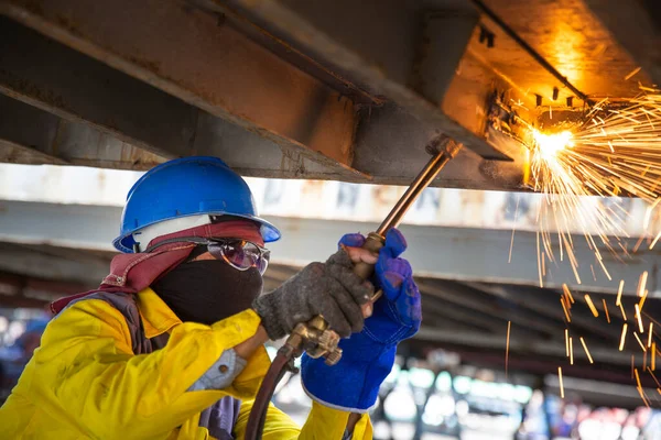 Trabalhador Está Cortando Manualmente Construção Metal Velho Recipiente Usando Mistura — Fotografia de Stock