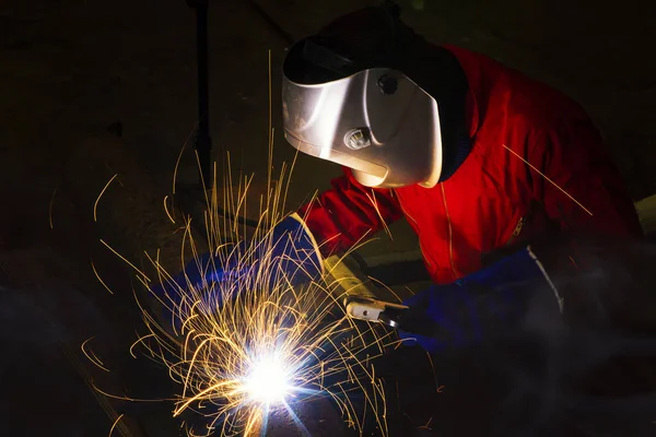Soldagem Metal Trabalhador Masculino Parte Construção Tubulação Bico Máquinas Petróleo — Fotografia de Stock