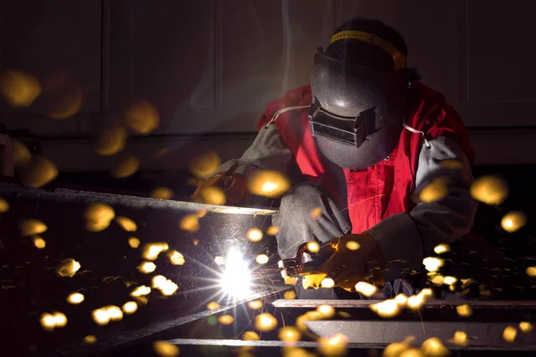 溶接男性労働者の金属は機械ノズルパイプライン建設石油ガスに含まれています — ストック写真