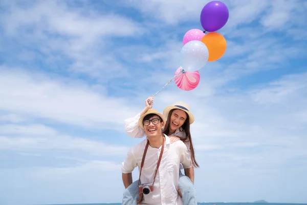 Asiático Casal Executar Togather Praia Entre Lua Mel Resort Phuket — Fotografia de Stock