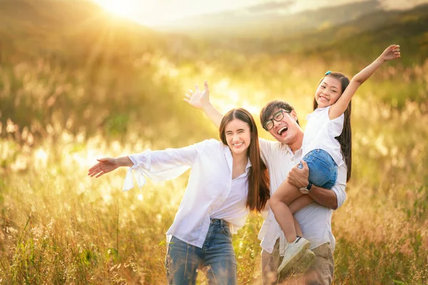 快乐的家人在夏日散步 爸爸妈妈和女儿在公园里散步 欣赏美丽的大自然 — 图库照片