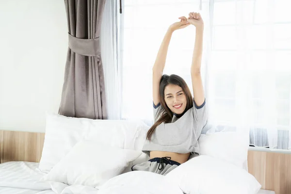 Asiatin Dehnt Sich Bett Nach Dem Aufwachen Schlafzimmer — Stockfoto