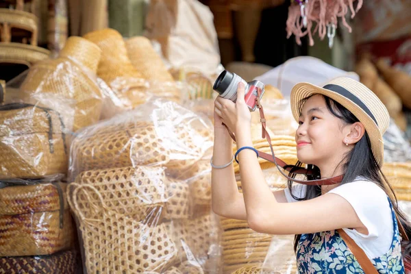 Asyalı Kız Tayland Eski Pazarındaki Geleneksel Sepet Dükkanında Seyahat Alışveriş — Stok fotoğraf