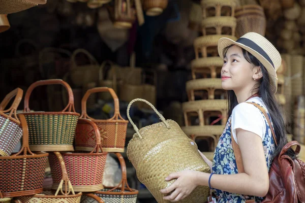 Ragazza Asiatica Viaggi Shopping Nel Tradizionale Negozio Cesti Thailandia Vecchio — Foto Stock