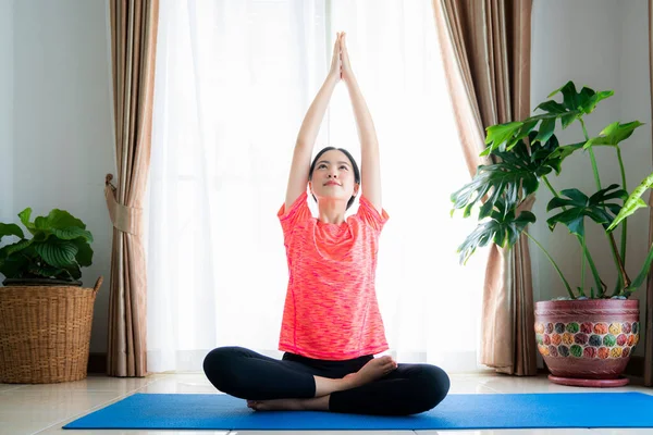亚洲女孩度假时在客厅里做运动和瑜珈 这张照片可以用来做健身 运动和家庭活动 — 图库照片