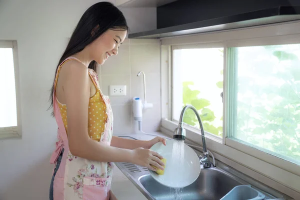Asiatic Fata Spălare Sus Farfurie Bucătăria Casa — Fotografie, imagine de stoc