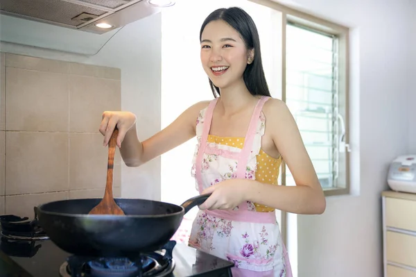 Menina Asiática Cozinhar Frango Frito Por Uma Panela Sua Cozinha — Fotografia de Stock