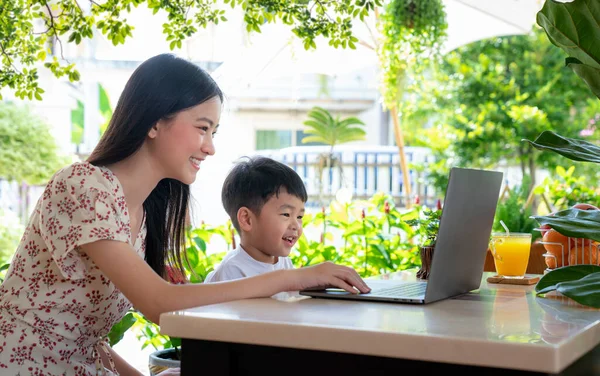 Ázsiai Anya Tanítani Fiát Notebook Számítógép Kertjében Otthon Kép Használható — Stock Fotó