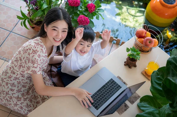 Asyalı Anne Oğluna Evdeki Bahçede Bilgisayar Kullanmayı Öğretiyor Resim Eğitim — Stok fotoğraf