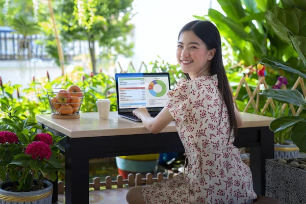 Asiatique Fille Travail Maison Par Note Livre Ordinateur Dans Jardin — Photo