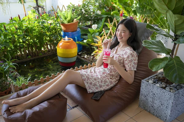 Pretty Asian Girl Relaxing Sofa Bed Browsing Internet Smartphone Garden — Stock Photo, Image