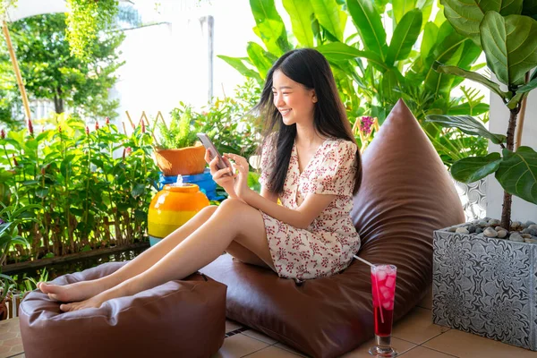 Muito Asiático Menina Relaxante Sofá Cama Navegação Internet Smartphone Jardim — Fotografia de Stock