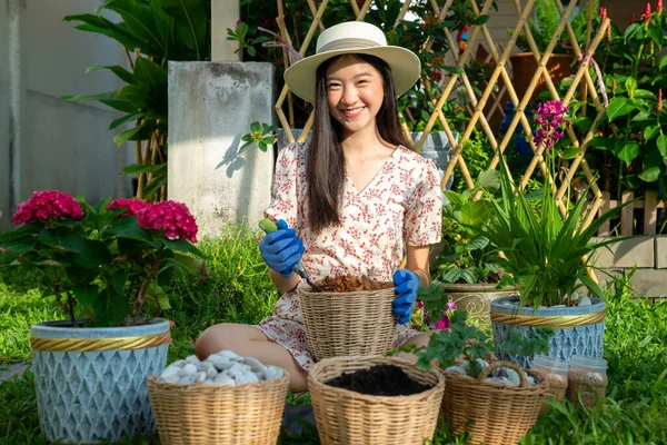 Asiatisk Kvinna Plantera Blomma Sin Trädgård Kan Denna Bild Använda — Stockfoto