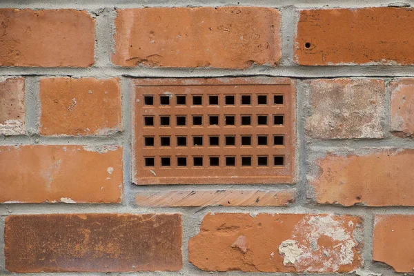Bakstenen muur met een close-up van het tonen van een ventilatie baksteen — Stockfoto