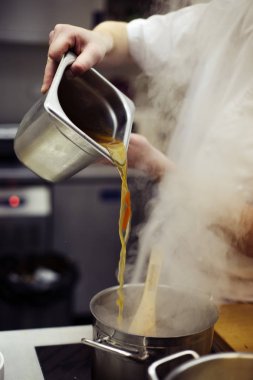 Şef bir tavada suyu yağıyor