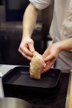 Izgara tavuk hazırlanması süreci