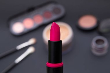 Karanlık bir arka plan üzerinde parlak ruj