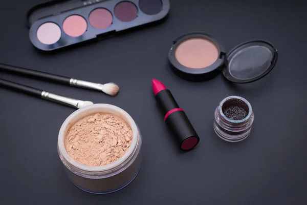 Make-up cosmetica op zwarte achtergrond — Stockfoto