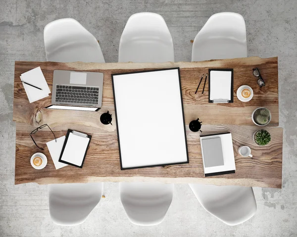 Simulacros de cartel en la reunión de la mesa de conferencias con accesorios de oficina y computadoras portátiles, fondo interior hipster —  Fotos de Stock