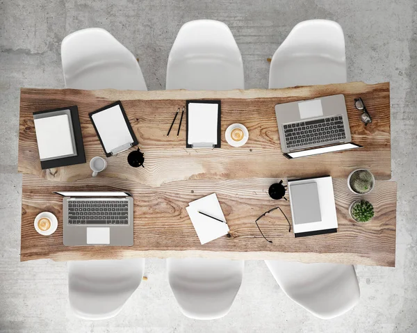 Modell opp plakat på møtebordet med kontortilbehør og bærbare datamaskiner, hipsterbakgrunn – stockfoto