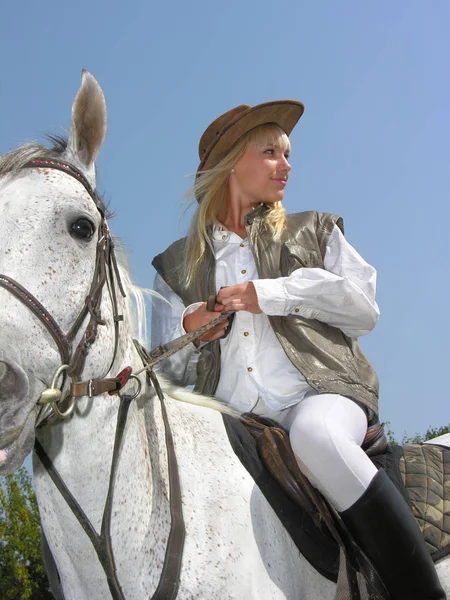 Junge Cowgirl Reiten Sonnigen Tagen Vertikale Zusammensetzung — Stockfoto