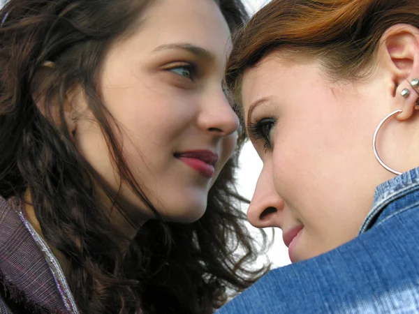Δύο Αγνώριστος Νεαρών Γυναικών Στη Σιωπηλή Συζήτηση Από — Φωτογραφία Αρχείου