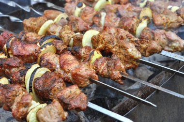  açık havada kebap hazırlar