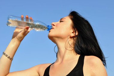 Genç kadın soğuk su içme