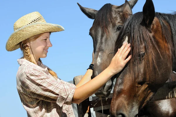 Jeune cowgirl et deux chevaux — Photo