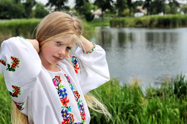 Українська дівчина в національному одязі — стокове фото