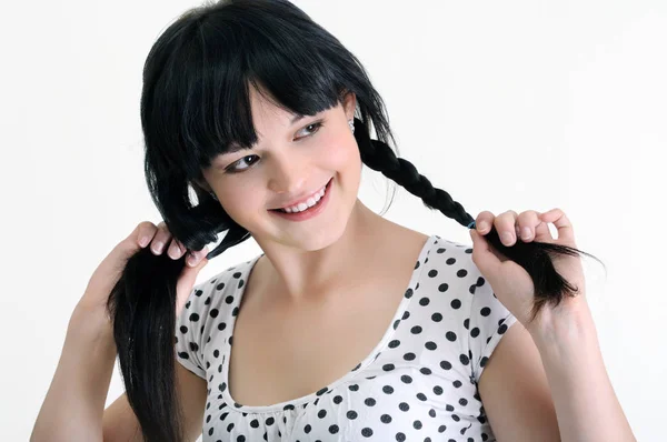 Gyönyörű fiatal nő megérintette a haját — Stock Fotó