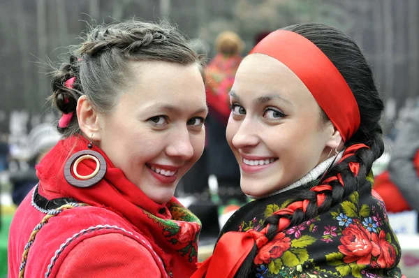 Två unga ukrainska kvinna — Stockfoto