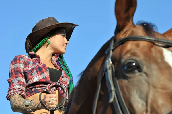 Mladí vytetovat elegantní žena na koni v letním dni — Stock fotografie