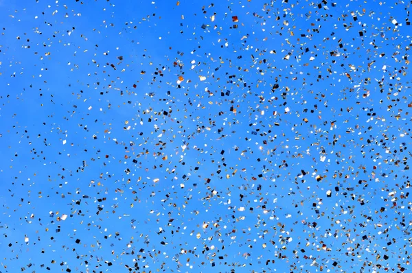 Confettis tombant dans le festival de la ville — Photo