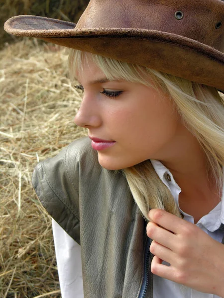 Portret van jonge eenzaam cowgirl — Stockfoto