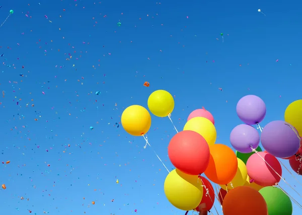 Globos multicolores y confeti Fotos de stock libres de derechos