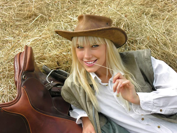 年轻漂亮的女牛仔在牧场放松 — 图库照片
