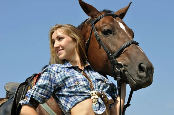 若い魅力的な女性と馬 — ストック写真
